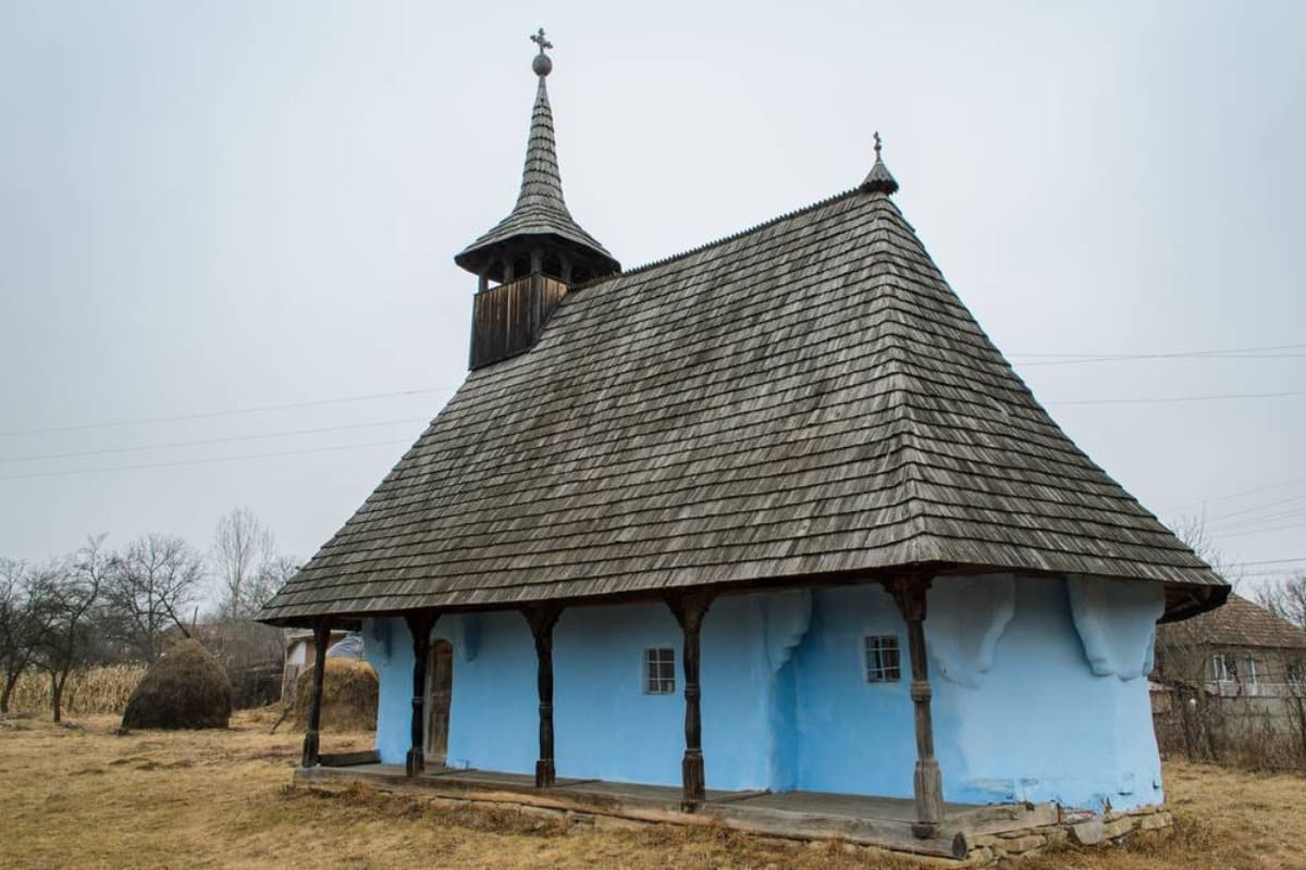 Biserica de lemn „Adormirea Maicii Domnului” de langa Gradina Zmeilor