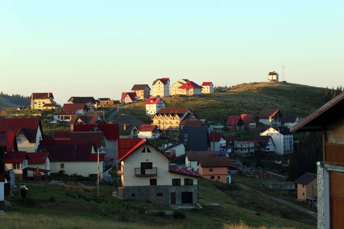 Case si untitati de cazare in statiunea Ranca