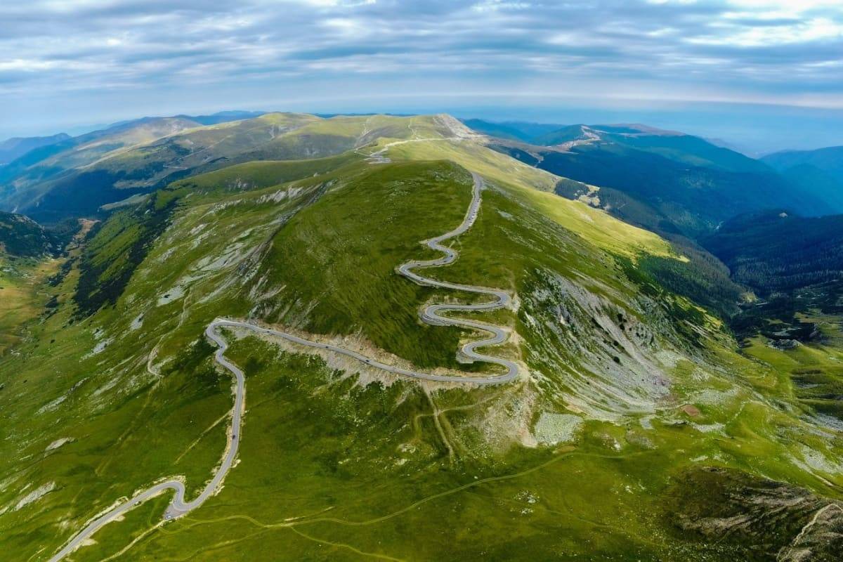 Imagine aeriana cu Transalpina trecand Muntii Carpati