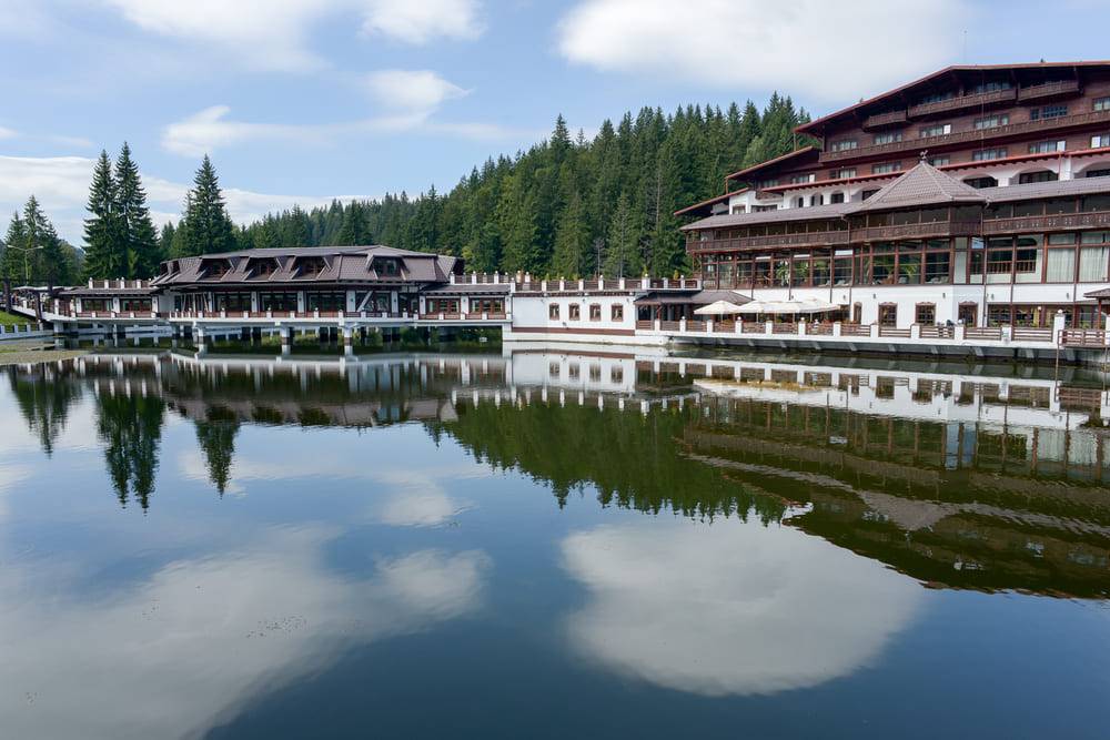 hotel si lac in poiana brasov