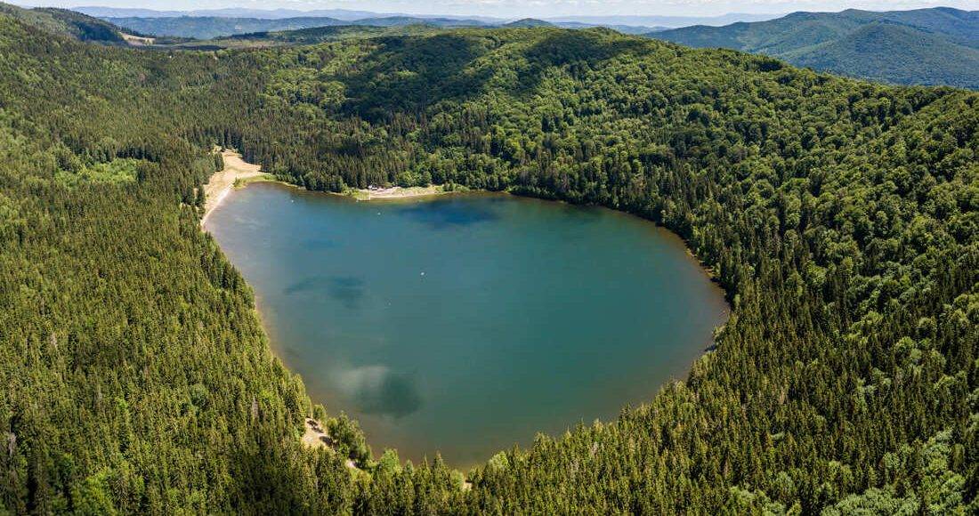 Lacul Sfânta Ana: o destinație de vacanță unică în România