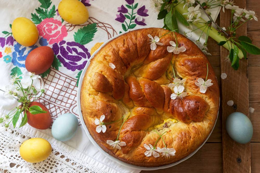 Pasca moldoveneasca cu aluat de cozonac si cruce decorativa