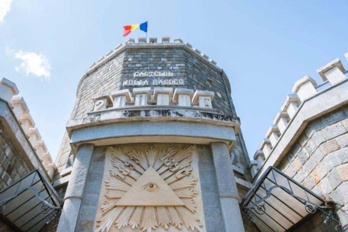 Latura frontala a Castelului Iulia Hasdeu