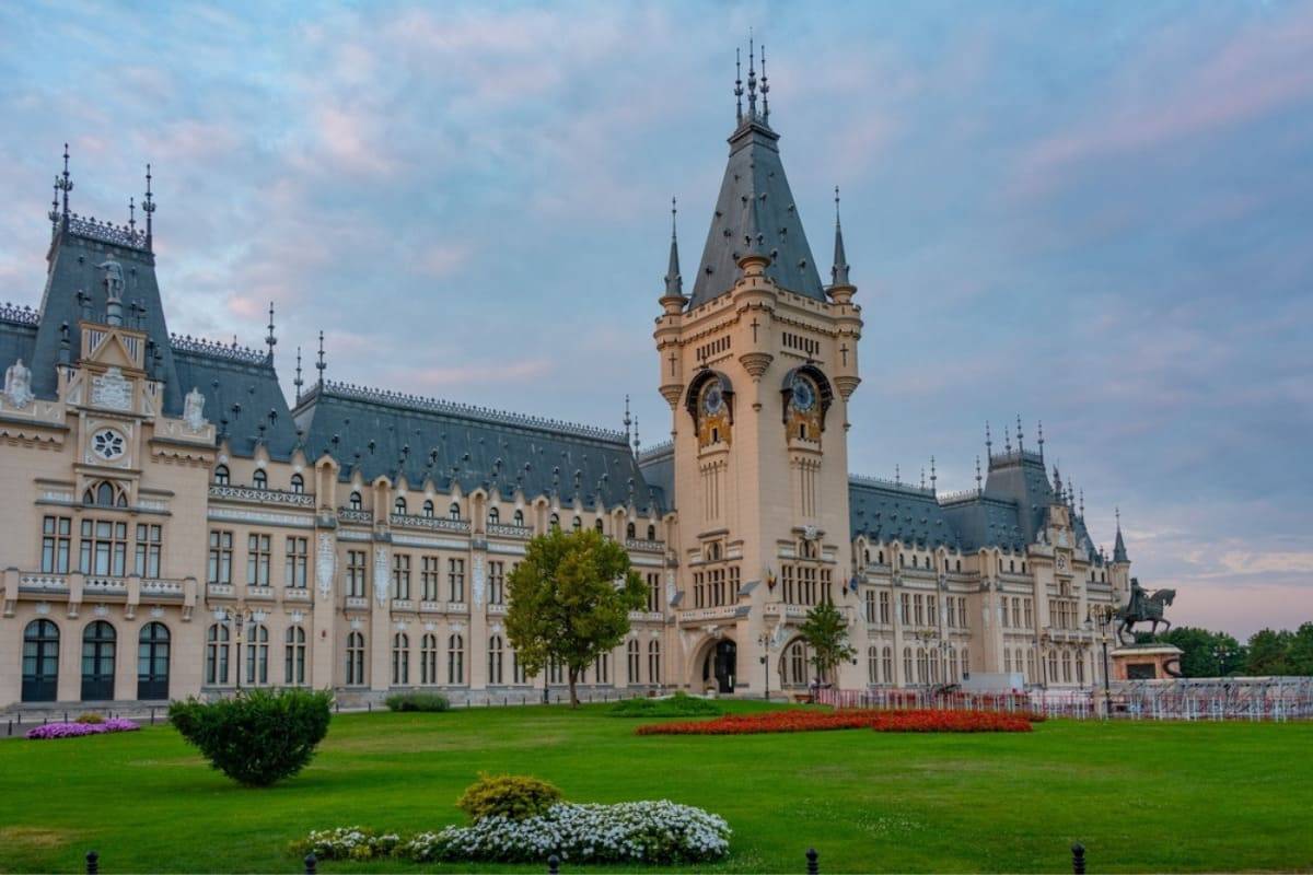 Imagine la apus cu Palatul Culturii din Iasi