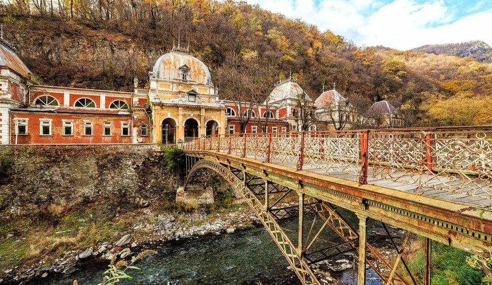 10 atracții turistice din Băile Herculane și împrejurimi: ce să vizitezi într-un sejur relaxant