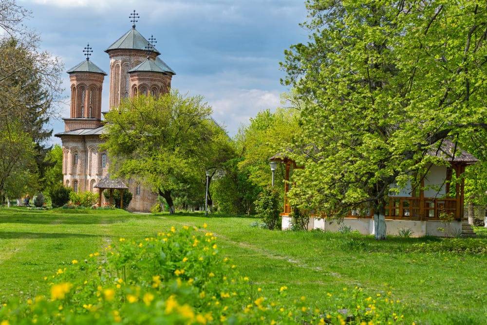 Manastirea Snagov intr-un cadru natural