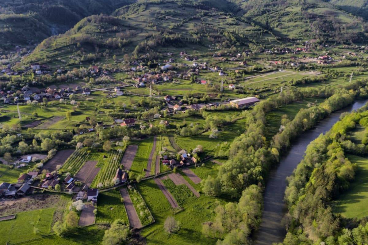 Sat langa Arieseni, Romania