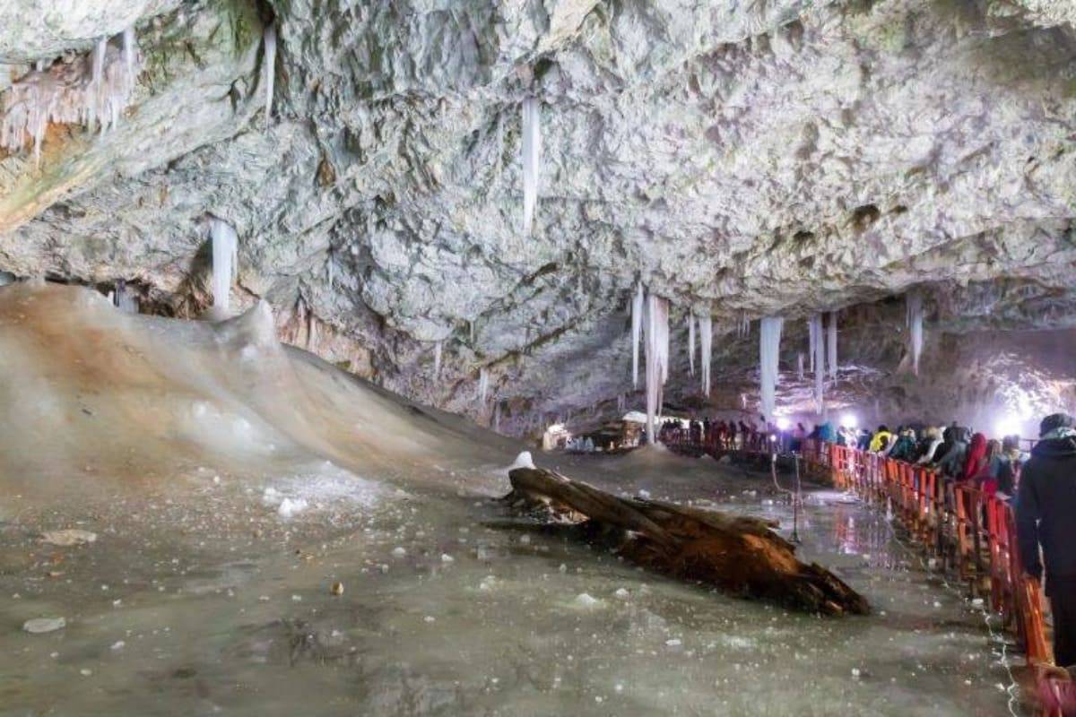 Turisti in Pestera Ghetarul de la Scarisoara, Arieseni