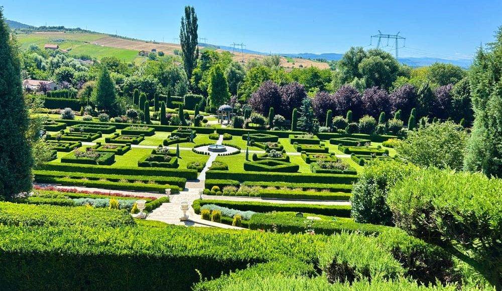 Grădinile lui Zoe din Banpotoc: o oază de eleganță în inima Transilvaniei