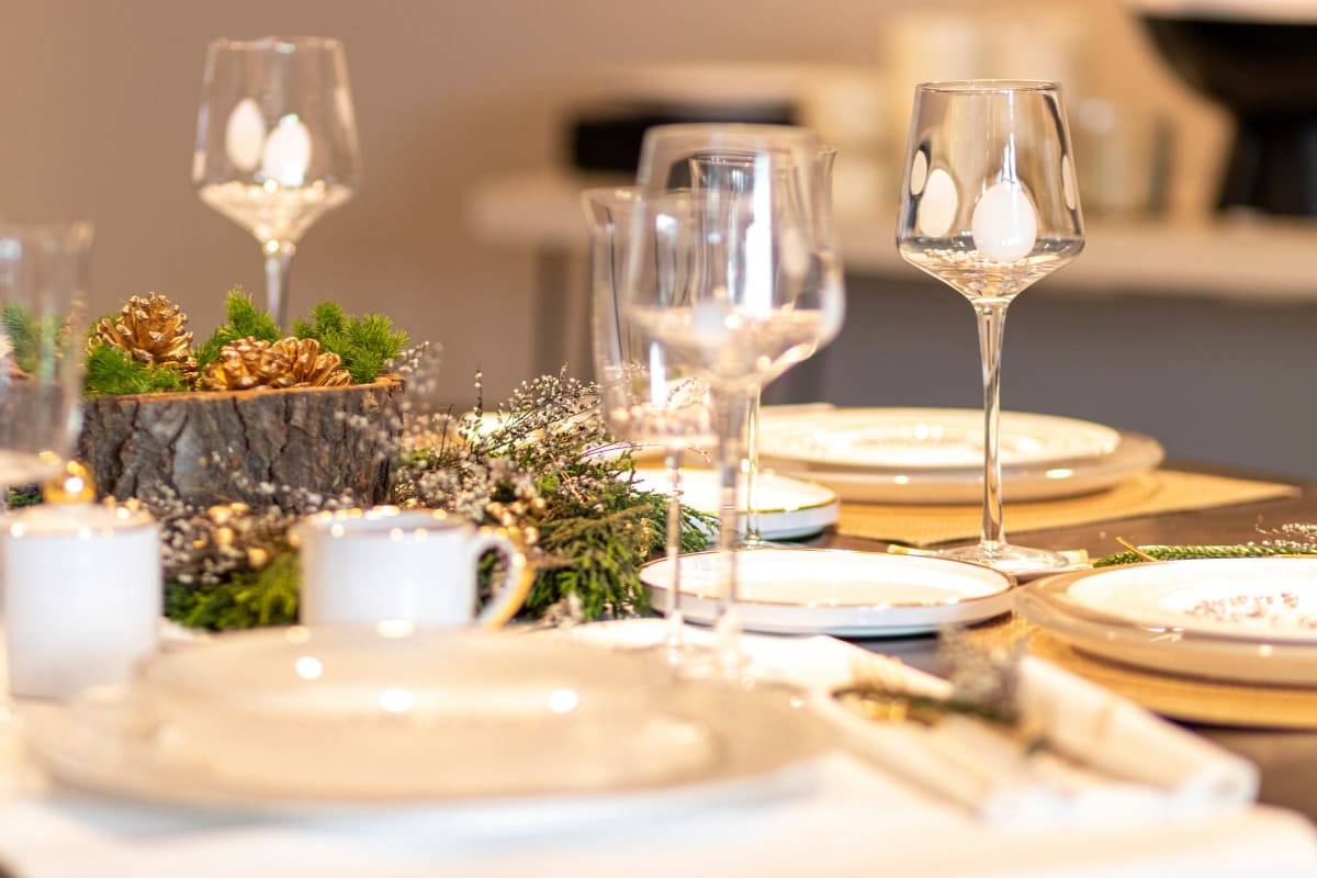 masa festiva aranjata elegant cu detalii rustice