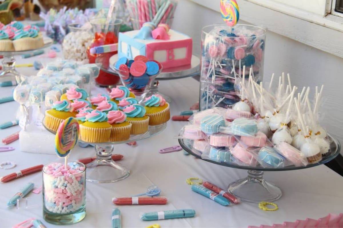 masa festiva de botez cu candy bar