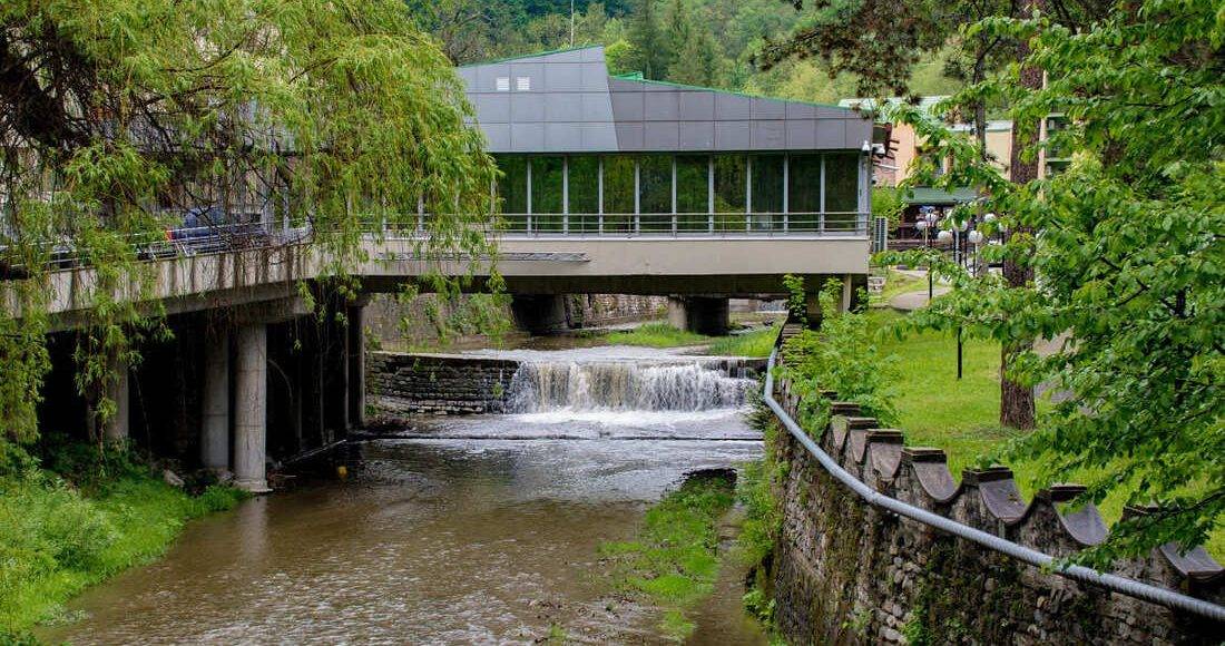 Top 10 obiective turistice din Băile Olănești pe care nu trebuie să le ratezi