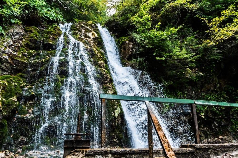 Cascada Urlatoarea in muntii Bucegi