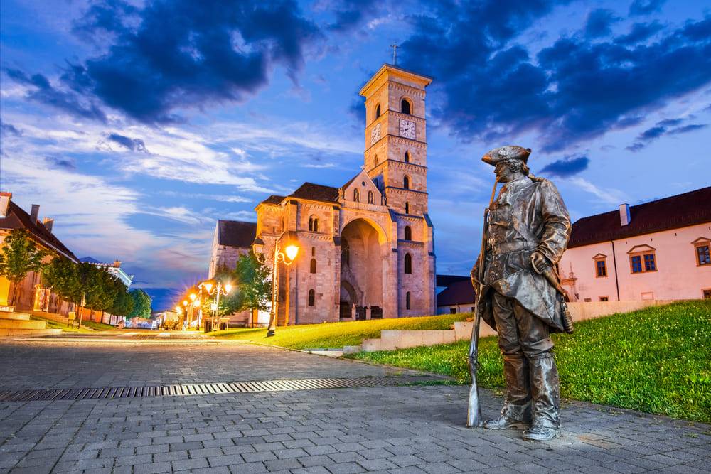 statuie cavaler si cladiri medievale din alba iulia
