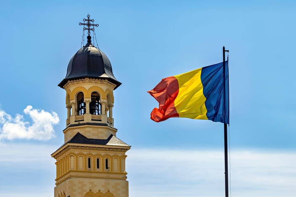 steagul romaniei su cupola biserica din alba iulia