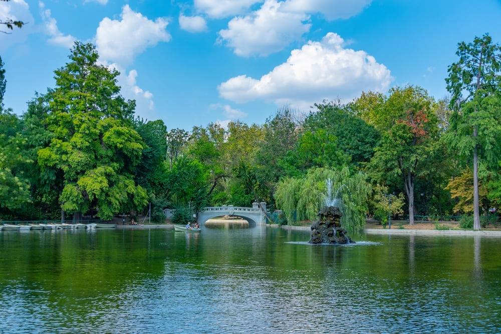 Imagine cu Parcul Cismigiu din centrul orasului Bucuresti