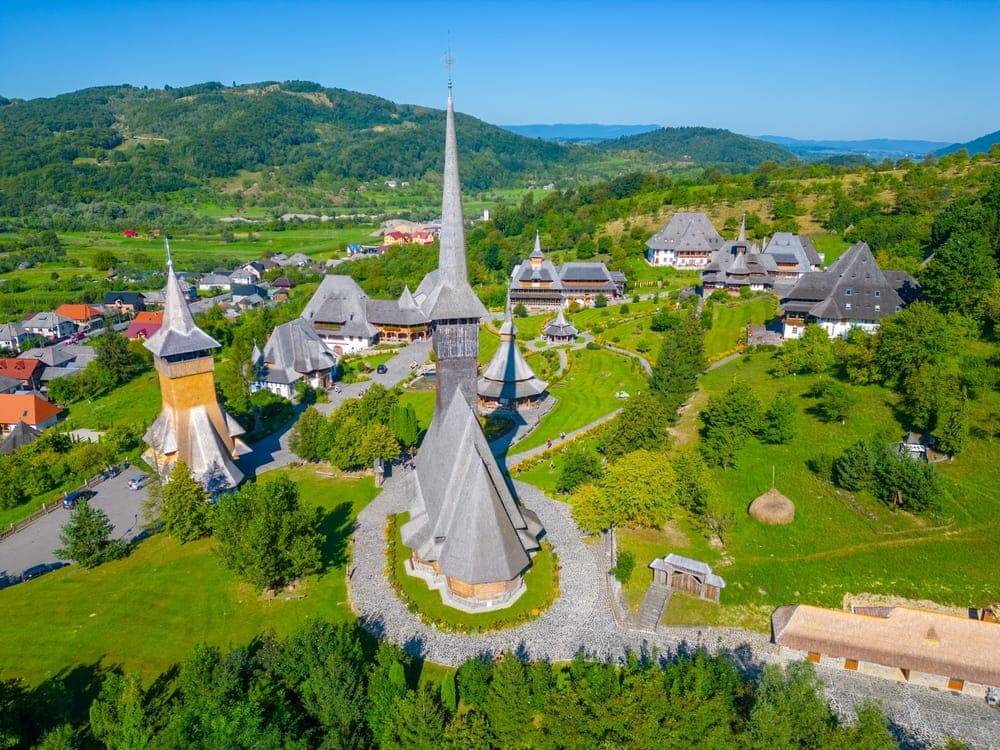 Peisaj rustic din Valea Izei cu gospodarii locale