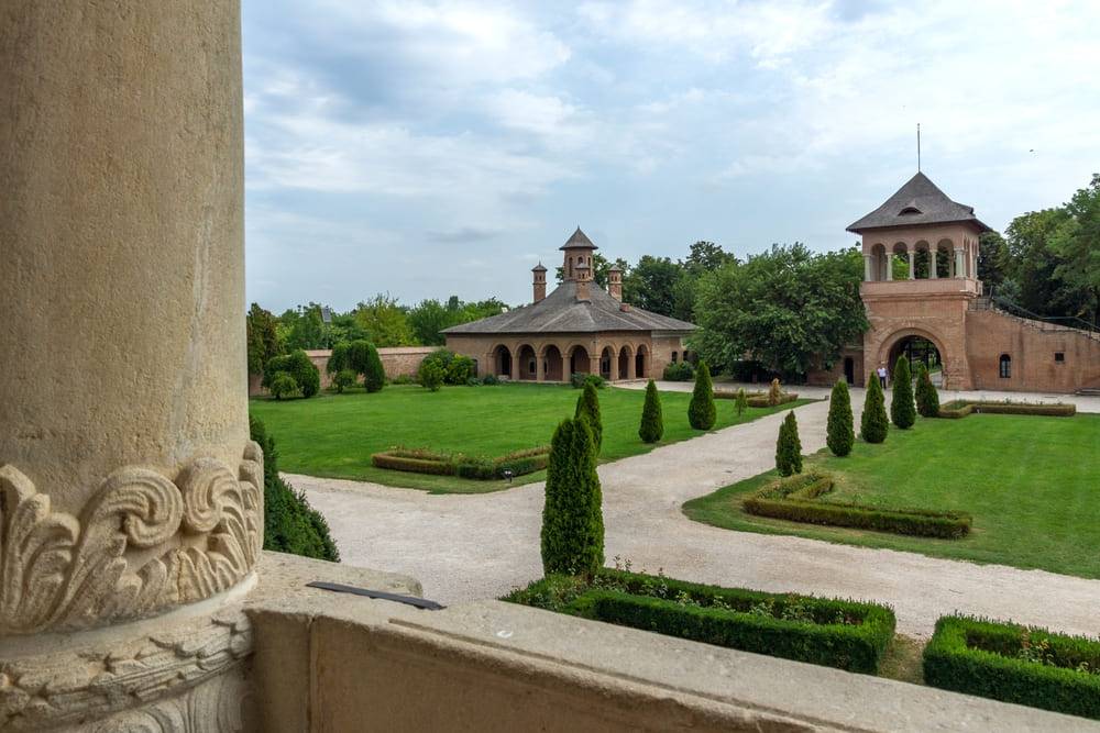 detaliu de arhitectura si peisagistica palatul mogosoaia
