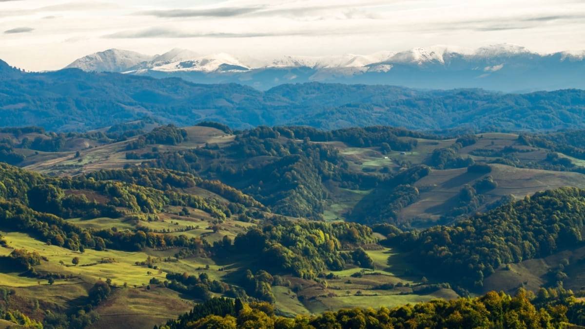 Drumetie in Muntii Tibles cu panorame largi