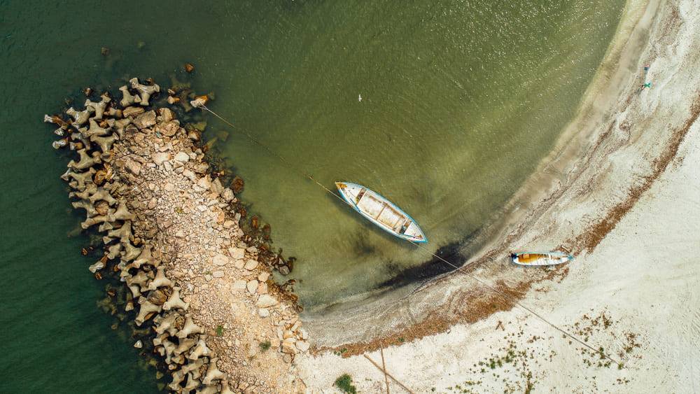 Vedere panoramică a Gura Portitei - barca acostata