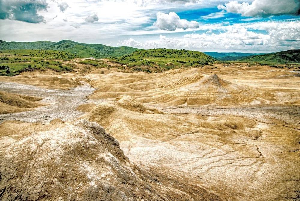 imagine panoramica zona vulcanii noroiosi vara