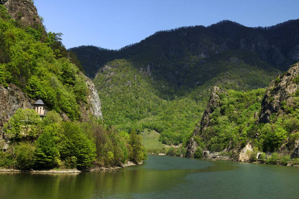 padure si lac din Cozia