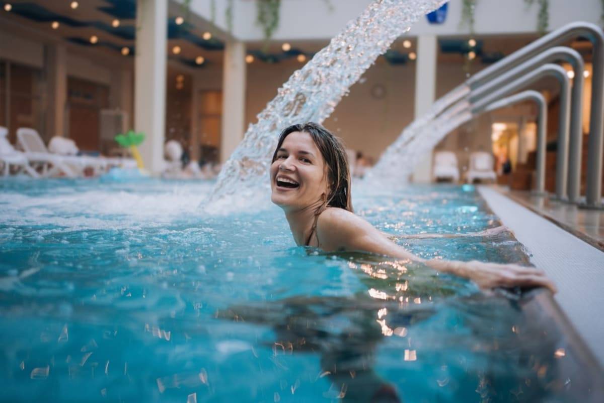 Imagine cu o persoana in piscina interioara