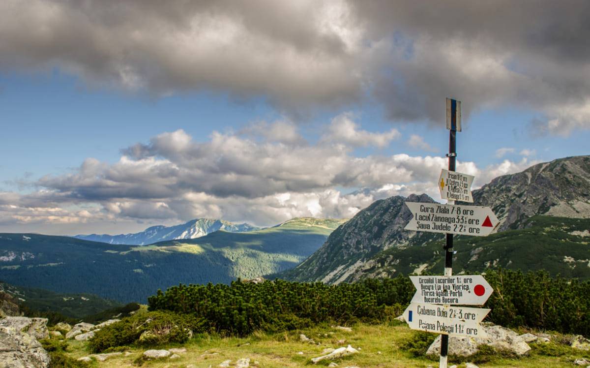 indicatoare turistice cu trasee montane in Retezat