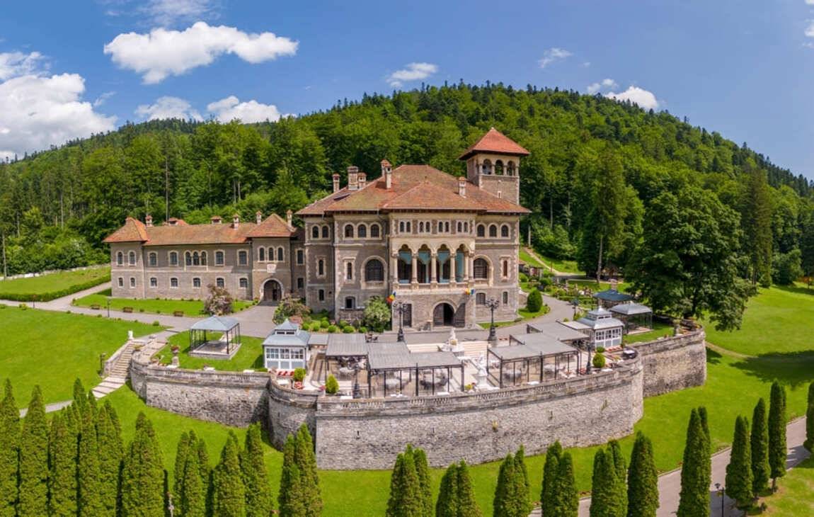Castelul Cantacuzino, Busteni, cu Muntii Bucegi in fundal