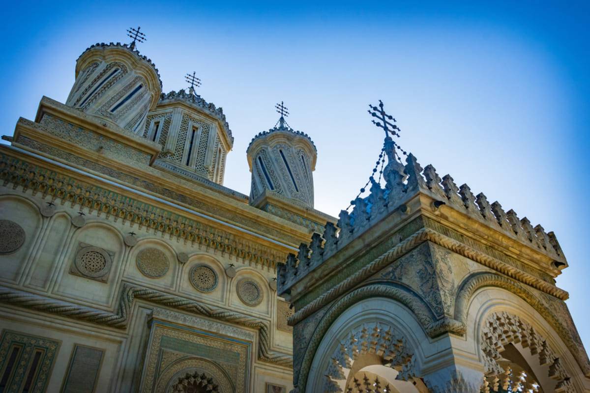 Detaliu arhitectural, turle rasucite si decoratiuni in piatra