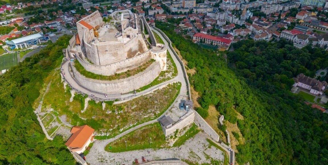 Descoperă Cetatea Deva: atracții și informații utile pentru vizitatori