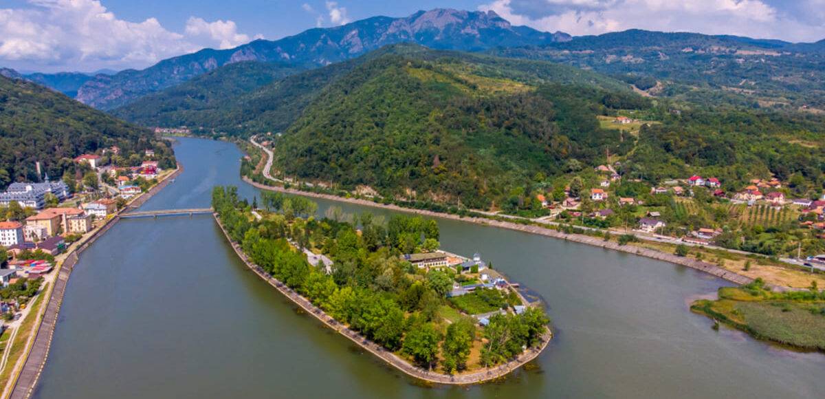 10 locuri pe care să le vizitezi în Parcul Național Cozia