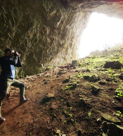 turist care exploreaza Pestera Cioclovina